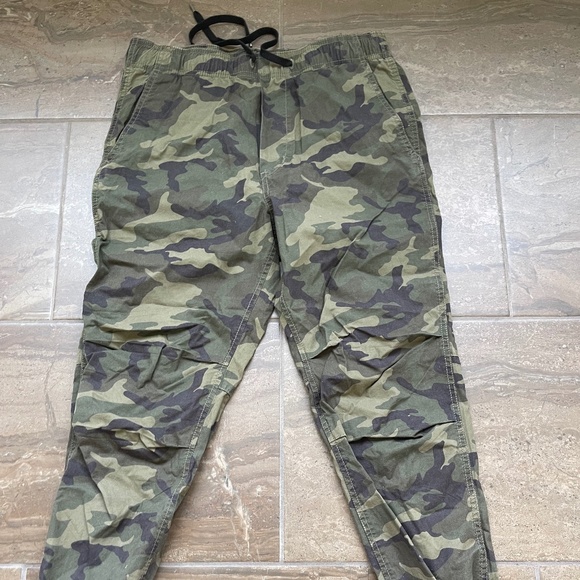 American Eagle Camo Joggers - Picture 1 of 1